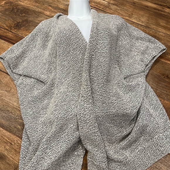 Aritzia community cape - Picture 5 of 6